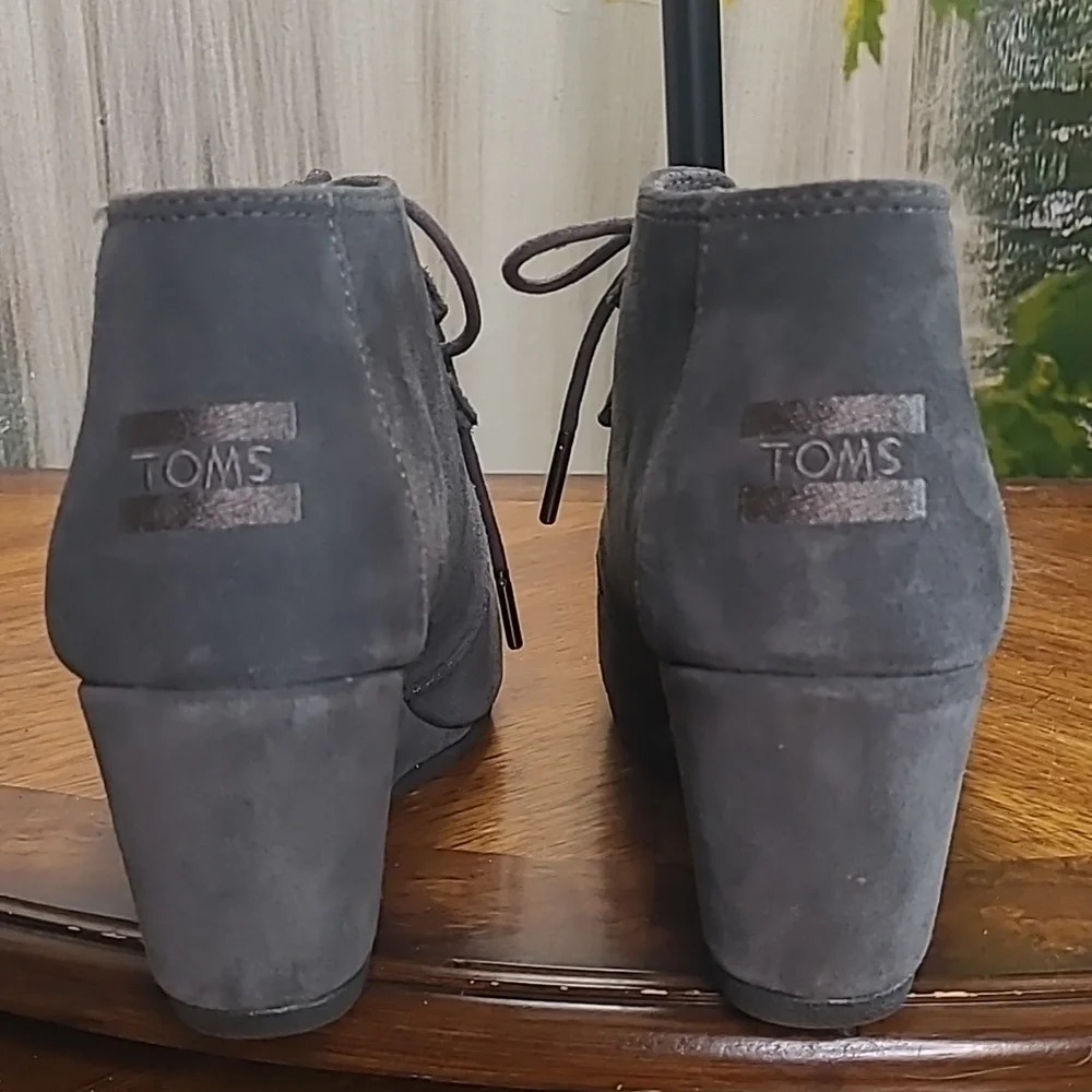 New! Toms Womens 8 Gray Suede Wedge Ankle Bootie Shoes